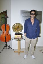 Arjun Rampal promote Inkaar on Radio Mirchi in Mumbai on 20th Dec 2012 (14).JPG